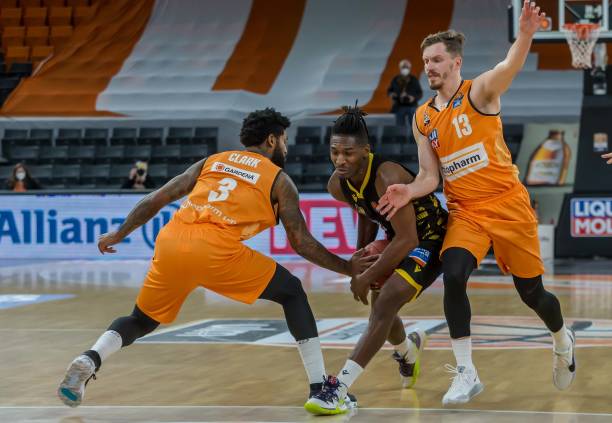 够挺身而出 够挺身而出