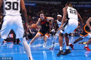 她以灵活的 她以灵活的